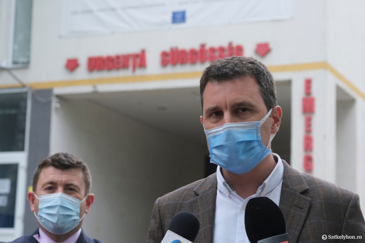 Borboly Csaba és Tánczos Barna a csíkszeredai kórház előtt. A miniszter szerint  az államnak azonnali beavatkozást kell biztosítania medvetámadás esetén •  Fotó: Veres Nándor