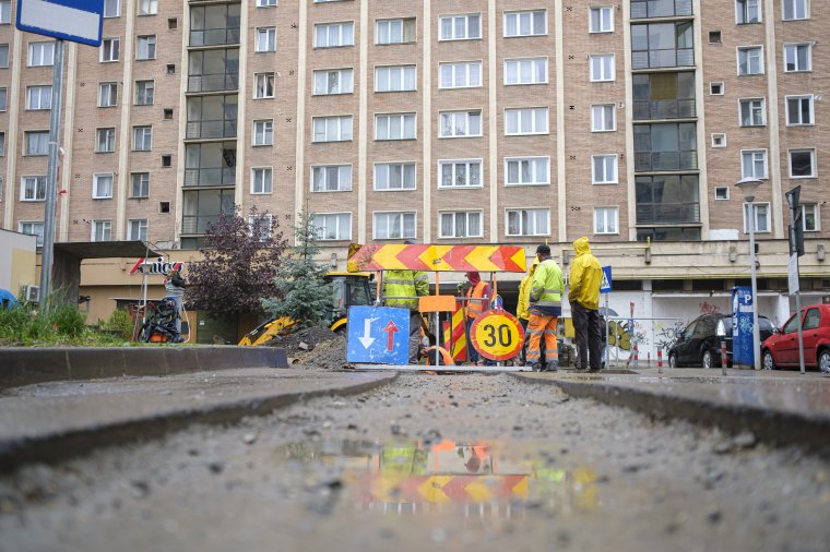 Csíkszeredában is feltörik az utat és a járdákat vezetékcserék miatt