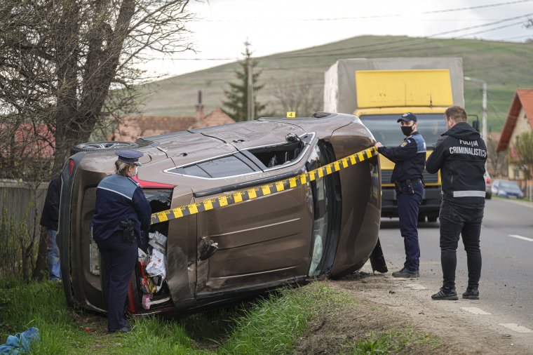 Felborult egy autó Csíkrákoson