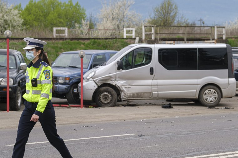 Taxi és kisbusz ütközött a Brassói úton