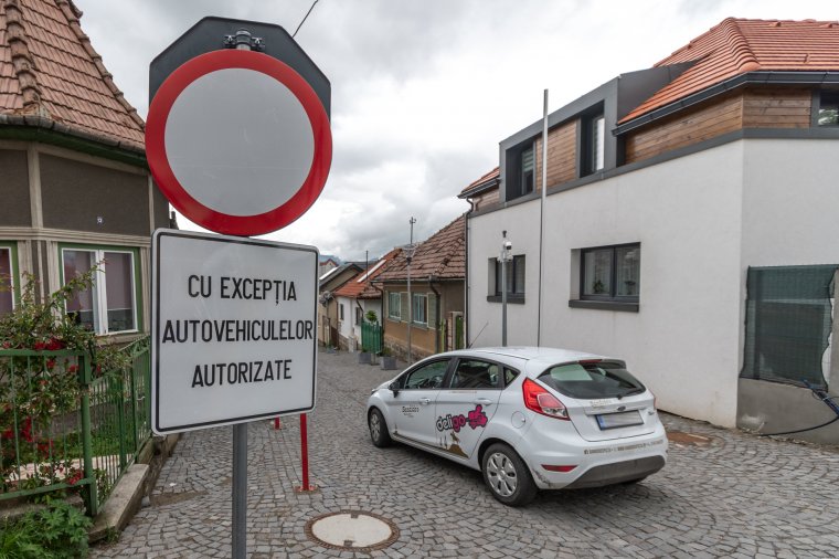 Volt ennél fontosabb ügy, ezért még várni kell a csíkszeredai sétálóutcába való behajtás szabályozására