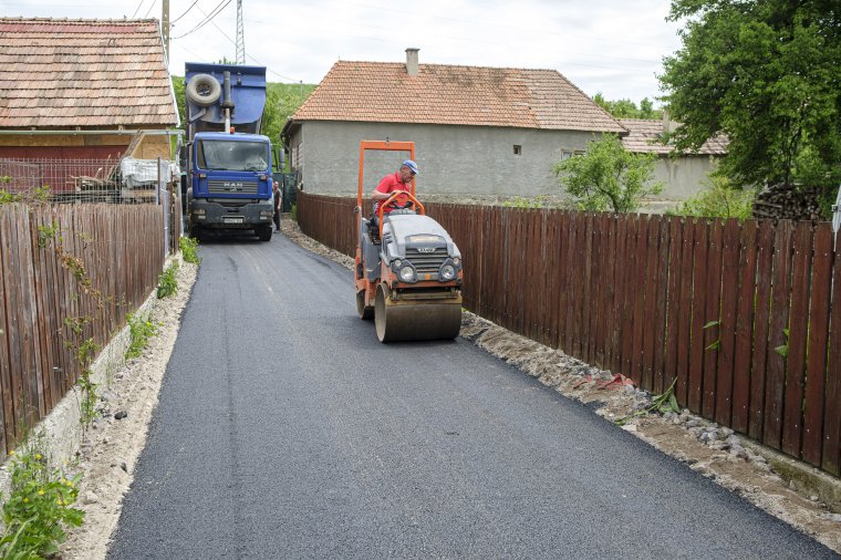 Lezárult a közművesítés, az aszfaltburkolat helyreállításán dolgoznak Ditróban