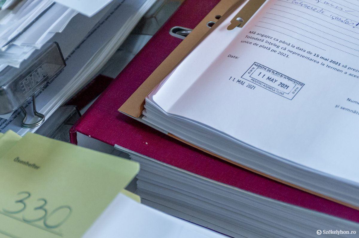 Időre van szükség míg teljesen megszűnik a papíralapú ügyintézés •  Fotó: Pinti Attila