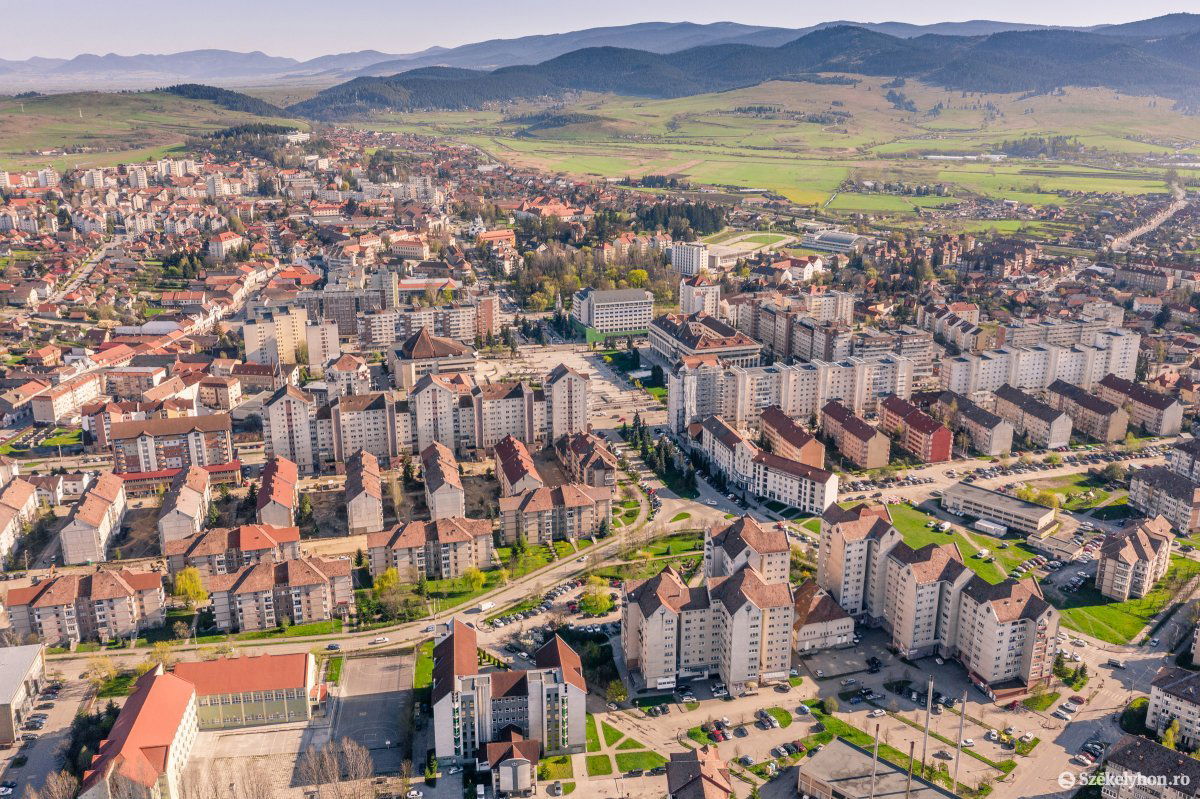 Negyvenkét számlálóbiztos járja a várost •  Fotó: Pinti Attila