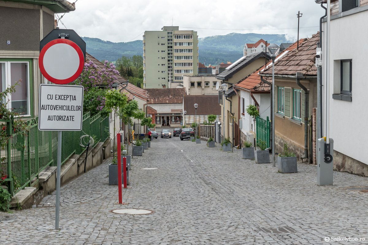 Szabad a ki- és behajtás, illetve a parkolás. A Lejtő utcában használatlanul áll a sorompó, nincs korlátozva a forgalom •  Fotó: Pinti Attila