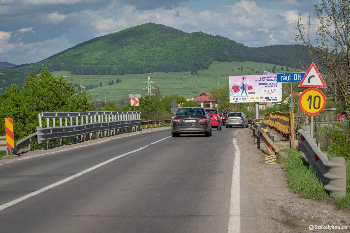 A megrongálódott hídon történő áthaladási sebességet hiába próbálják korlátozni •  Fotó: Pinti Attila