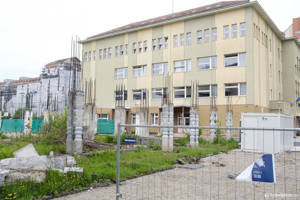 Még a magasba emelkednek a régi betonoszlopok a művészeti középiskolánál •  Fotó: Veres Nándor