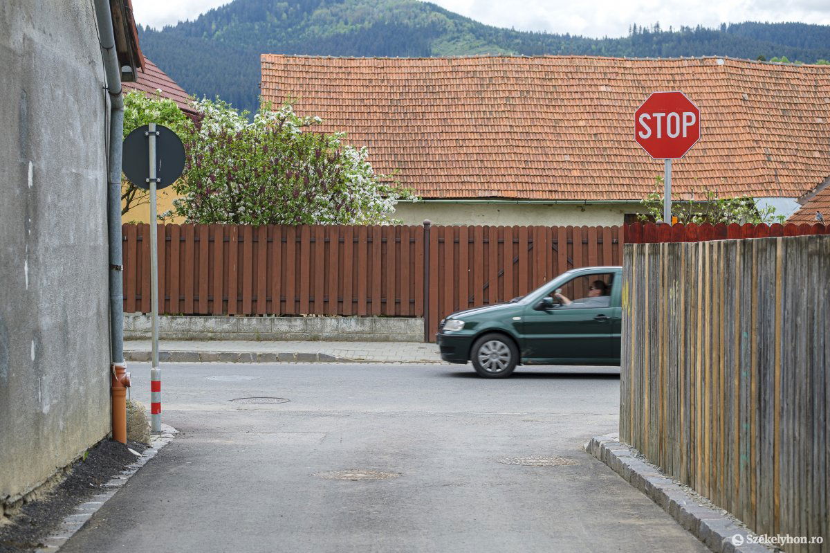Nincs kilátás a megállásra kötelező táblánál, ezért kellene a tükör •  Fotó: Veres Nándor