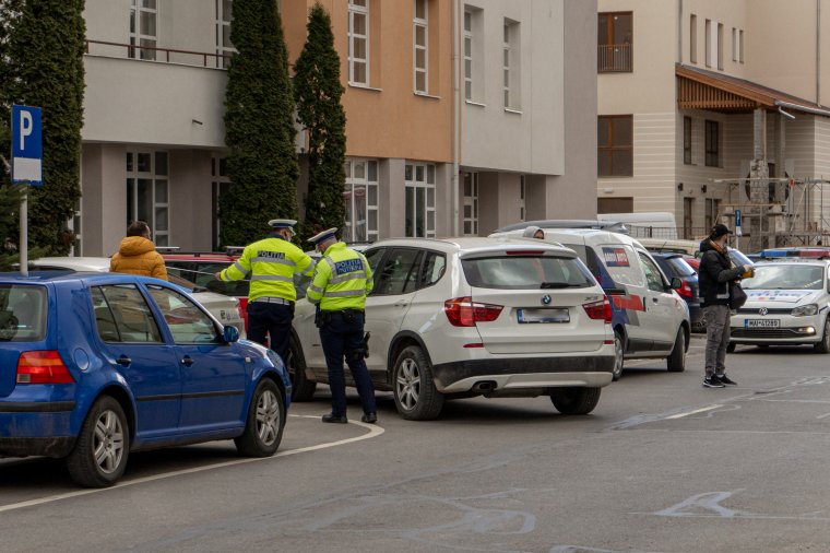 Rosszul lett vezetés közben, és parkoló autónak hajtott egy nő Csíkszeredában