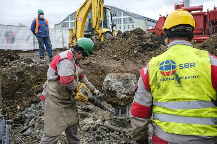 Zajosabb lesz az építőtelep: légkalapáccsal kell dolgozni az új lelátó építéséhez