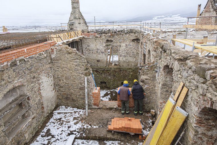 Elkezdődött a csíkszentimrei Henter-kúria újjáépítése