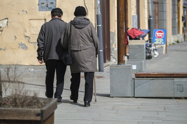 A nők és férfiak nyugdíjkorhatárának kiegyenlítését és adóemelést is javasol Romániának az OECD
