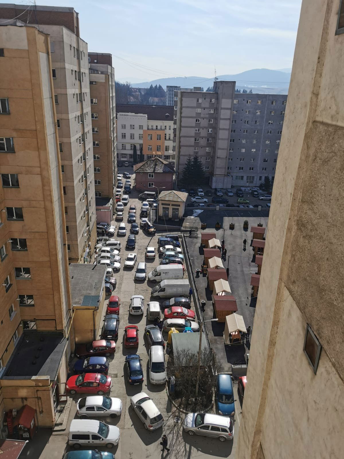 A piac területén a torlódások miatt van szükség egyirányú közlekedésre •  Fotó: Olvasói felvétel