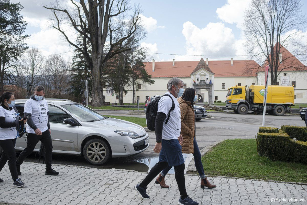 Elindultak. A kezdeményezők gyalog teszik meg a Csíkszereda és Kolozsvár közötti utat •  Fotó: Veres Nándor