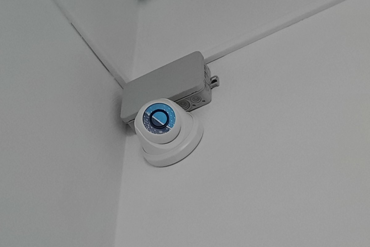 A betegek és a személyzet biztonságát szolgálják. Ahol térfigyelő kamerák működnek, ki van függesztve erről egy tájékoztató •  Fotó: Csíkszeredai Megyei Sürgősségi Kórház