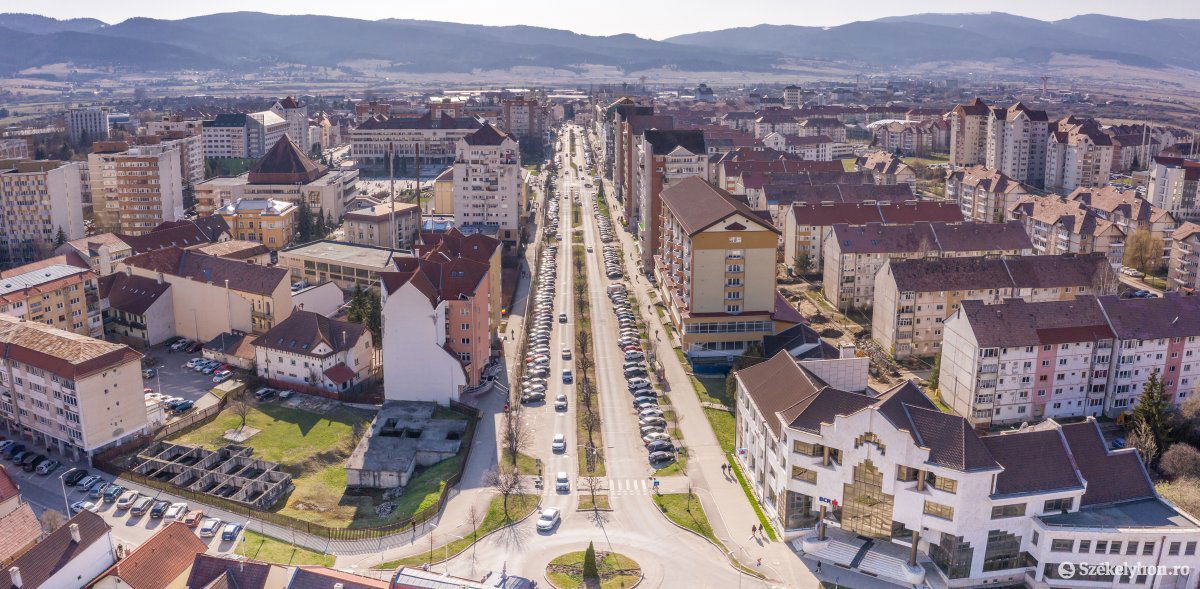 Nem valósul meg a Kossuth Lajos utca tervezett átépítése. Okos megoldásokkal tervezik javítani a főutca forgalmát &bullet;  Fotó: Pinti Attila