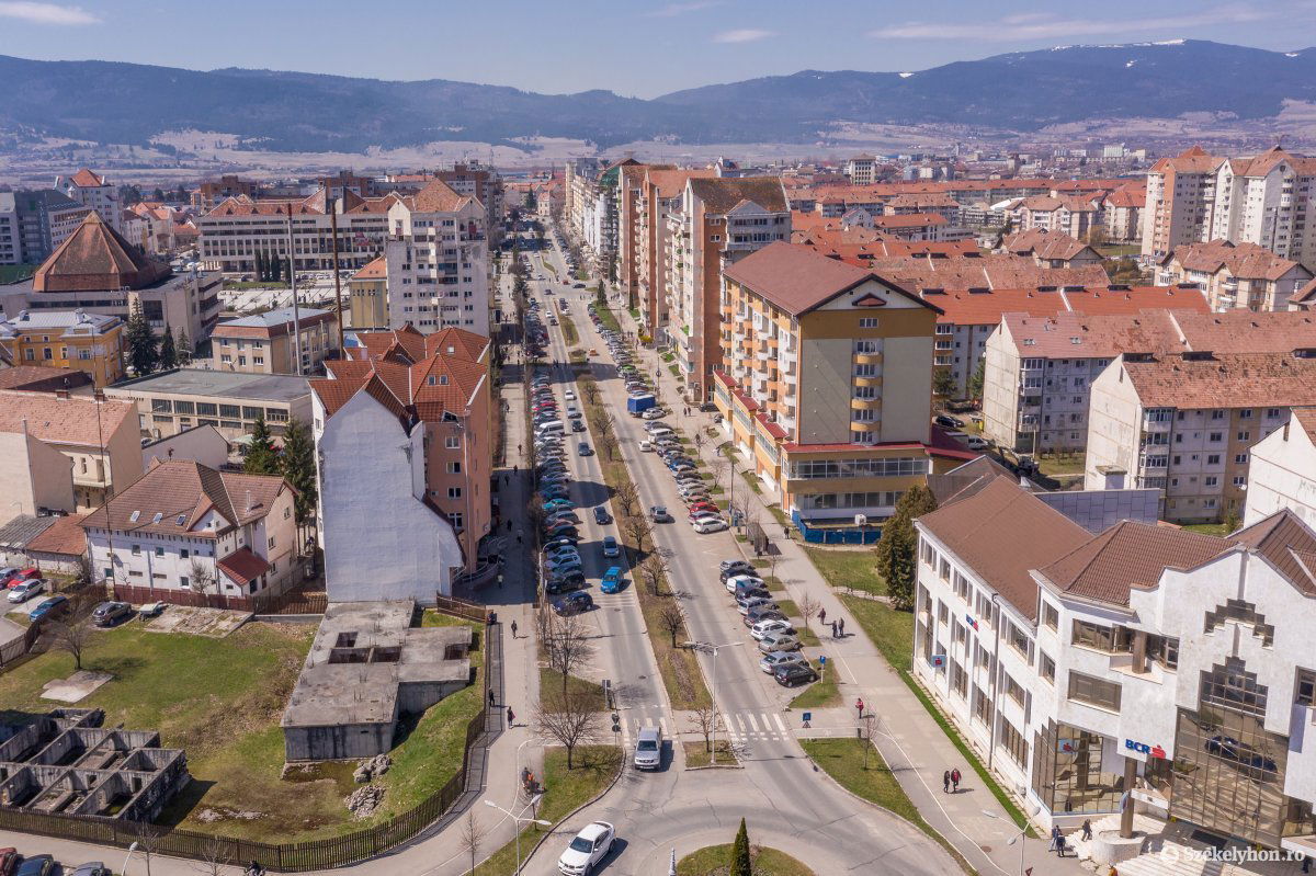 A csíkszeredai Kossuth Lajos utcában még várni kell a jelentősebb változtatásokra  •  Fotó: Pinti Attila