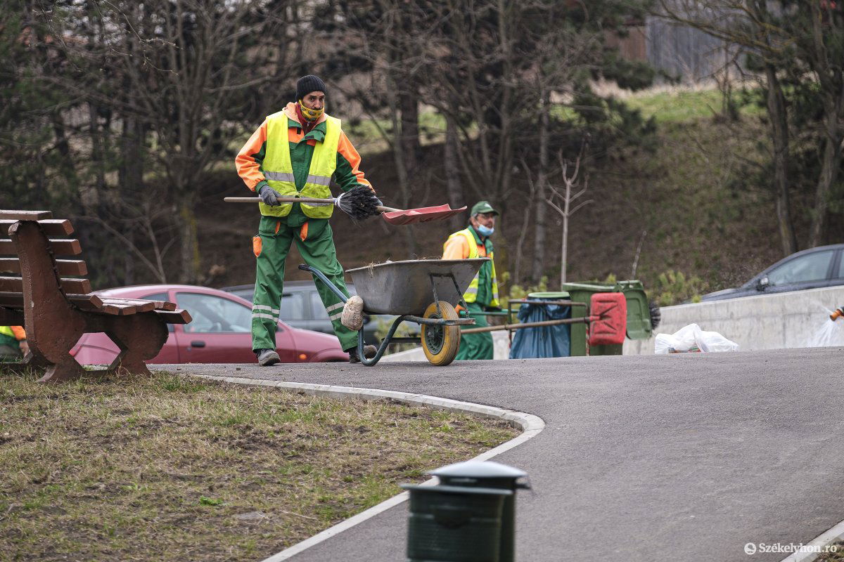 A Kalász lakótelepen kezdődött el a városszépítés. A következő négy hétben Csíkszereda minden közterületét, utcáját, járdáját megtisztítják &bullet;  Fotó: Veres Nándor