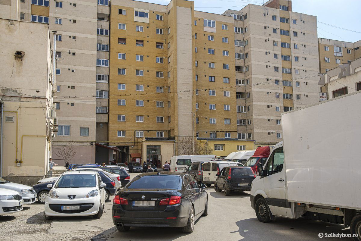 Egyirányúsítják a behajtást és a kihajtást a csíkszeredai piacnál •  Fotó: Veres Nándor
