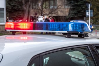 Ittas sofőr ütközött a kerítésnek, forgalomból kivont autóval közlekedő sofőrt is azonosítottak