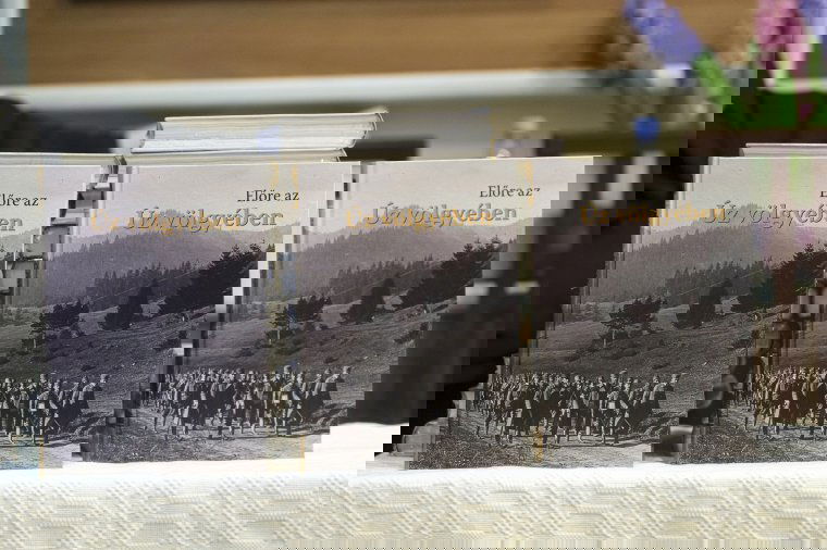 Fontos könyvet tettek le az asztalra Úzvölgye múltjáról