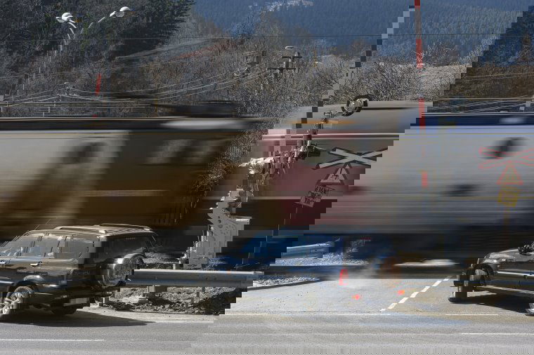 Megtévesztő lehet: noha a sorompót felszerelték, a beüzemelésre még várni kell