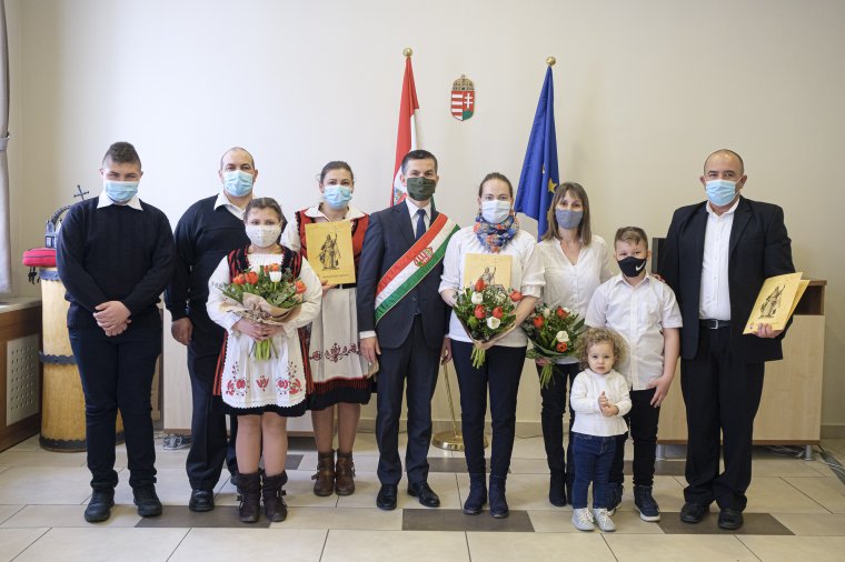 Ünnepi eskütétellel emlékeztek a tíz évvel ezelőtt elindult folyamatra