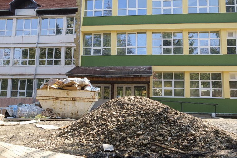 Átfogó tanintézet-felújítás kevés munkással, oktatási kényszerszünettel