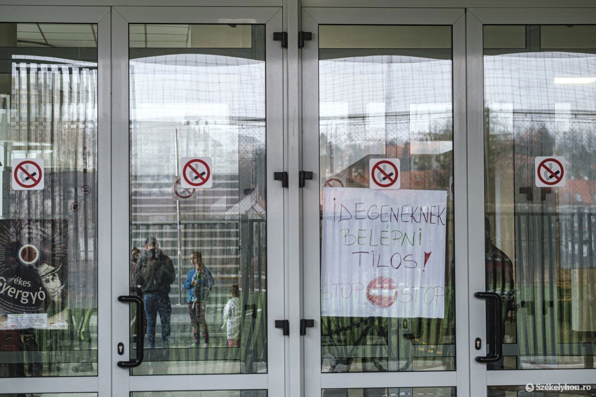 Még mindig az arénában. Előbb-utóbb költözni kell, csak azt nem tudni, hogy hová •  Fotó: Veres Nándor