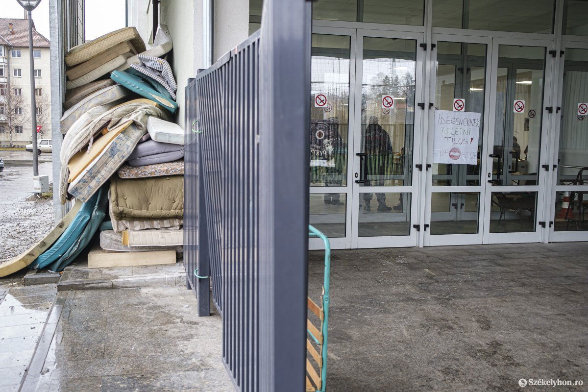 Használaton kívüli matracok a csíkszeredai Erőss Zsolt Arénánál •  Fotó: Veres Nándor