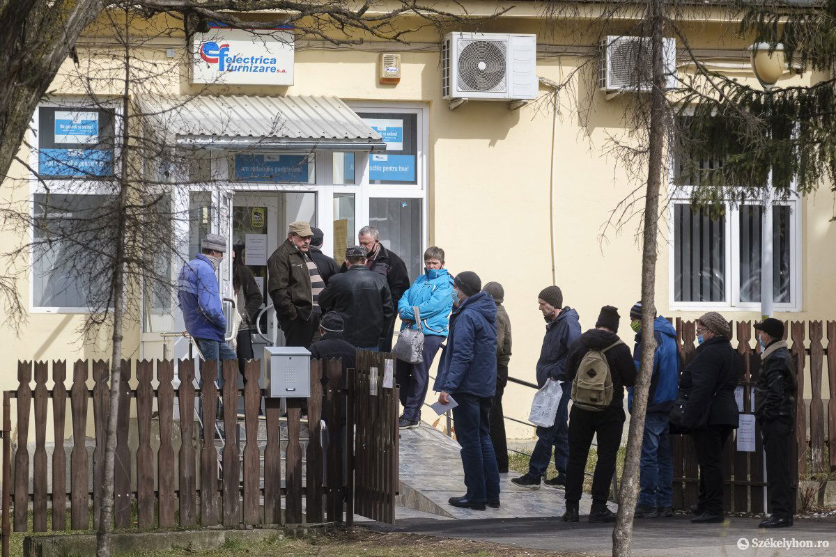 Folyamatos a sorban állás az áramszolgáltató csíkszeredai egységénél •  Fotó: Veres Nándor