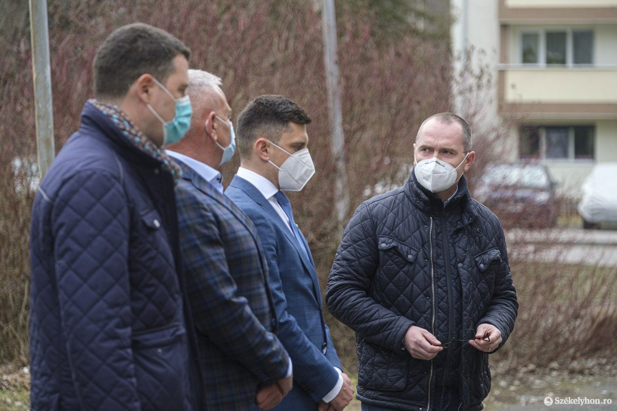 Korodi Attila szerint nem lesz könnyű ezeknek a sportbázisoknak a felújítása, működtetése, de vannak elképzeléseik, terveik erre •  Fotó: Veres Nándor