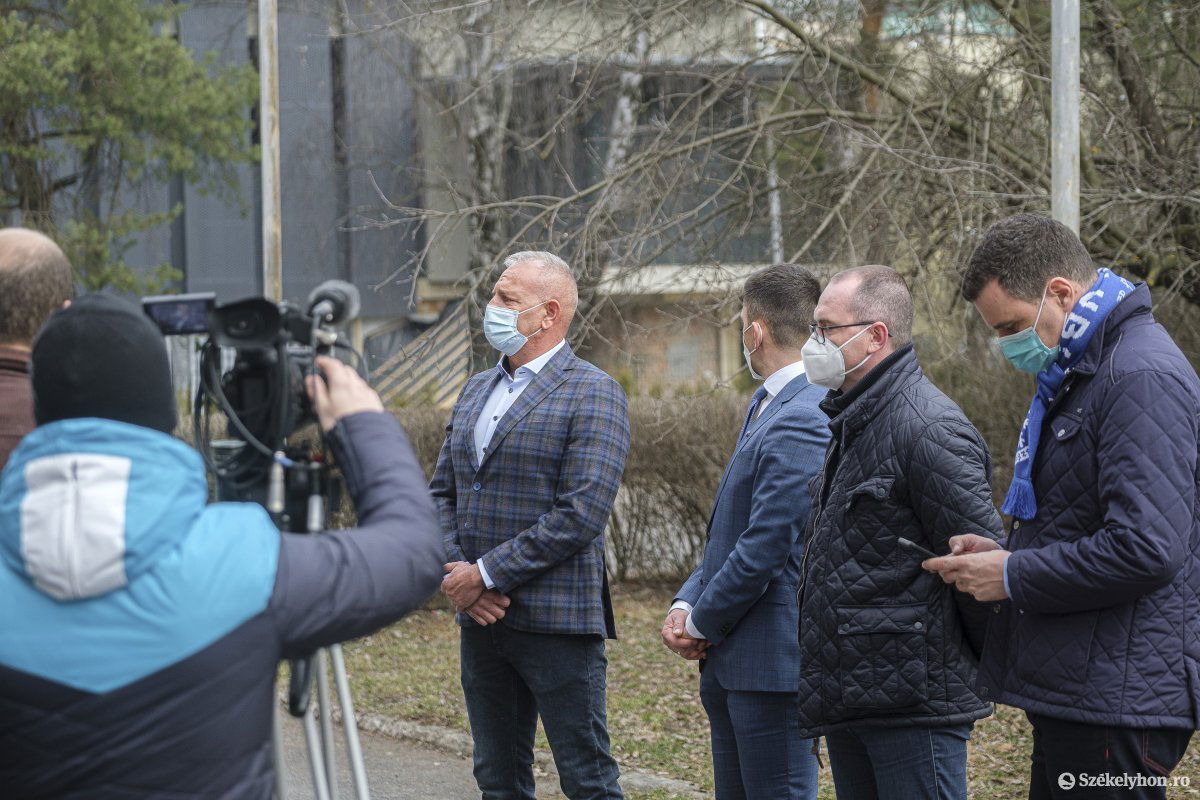 Hodos László szerint a sportbázisra egy komolyabb felújítás vár •  Fotó: Veres Nándor