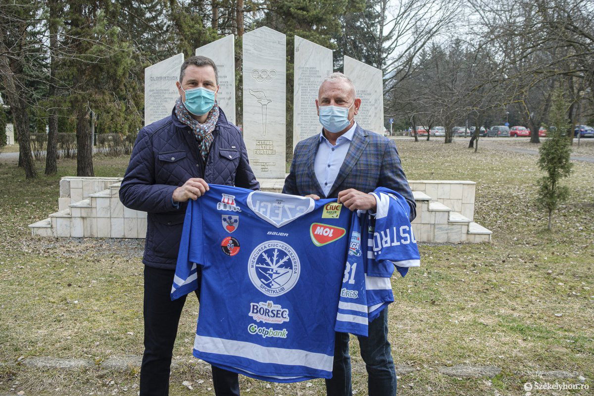 Tánczos Barna környezetvédelmi, vízügyi és erdészeti miniszter Sportklub-szurkolóként vett részt a sajtóeseményen •  Fotó: Veres Nándor