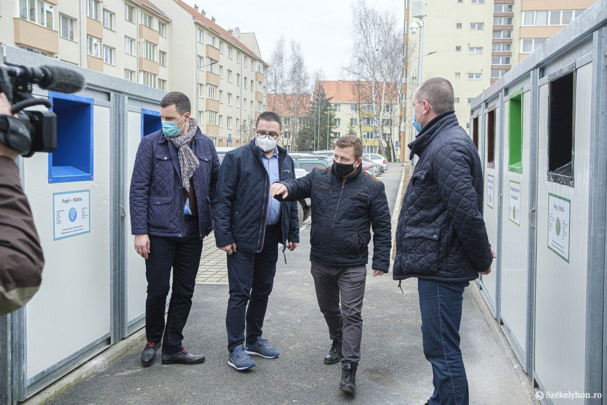 Pál Tamás, az Eco-Csík Kft. igazgatója adott eligazítást a szelektív hulladékgyűjtőpont használatáról •  Fotó: Veres Nándor