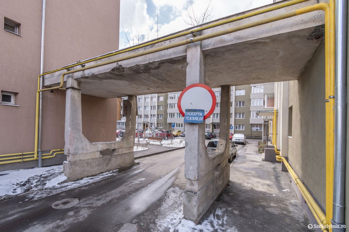 Mindenkinek kellemetlen, de nem egyszerű elbontani a betonból készült építményt • Fotó: Pinti Attila