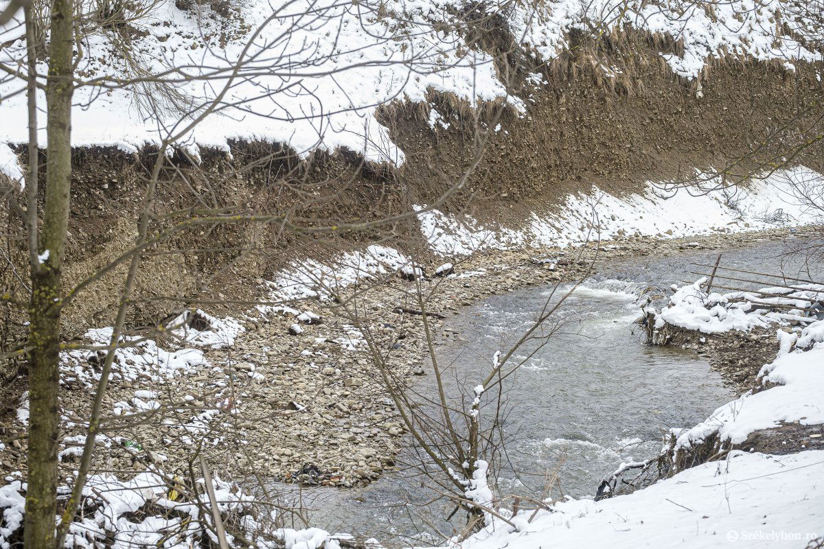 Alámosott, megerősítésre szoruló partszakasz Gyimesközéplokon. Beavatkozásra van szükség •  Fotó: Veres Nándor