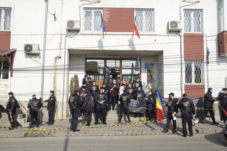 Csíkszeredában is hangot adtak elégedetlenségüknek a börtönőrök