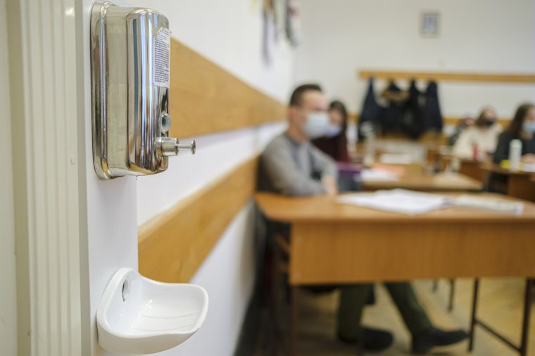 Engedélyezik, hogy a végzős diákok teljes létszámban térjenek vissza az iskolapadokba, ahol nincs karantén