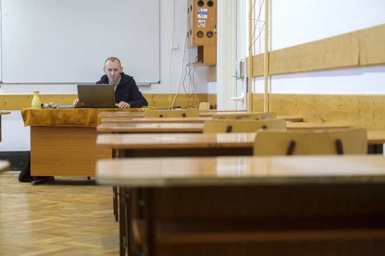 Cîmpeanu megnyugtatja az aggódó diákokat: az iskolák dönthetnek az áttérésről online oktatásra