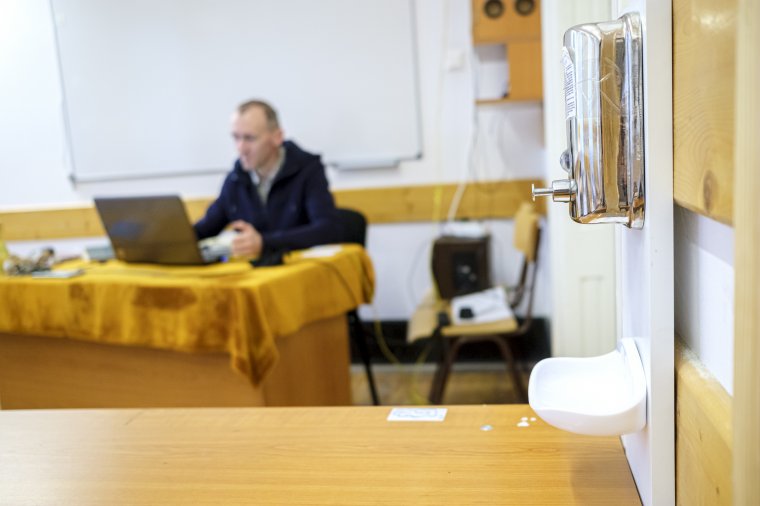 Online folytatódik az oktatás hétfőtől a végzős osztályok számára