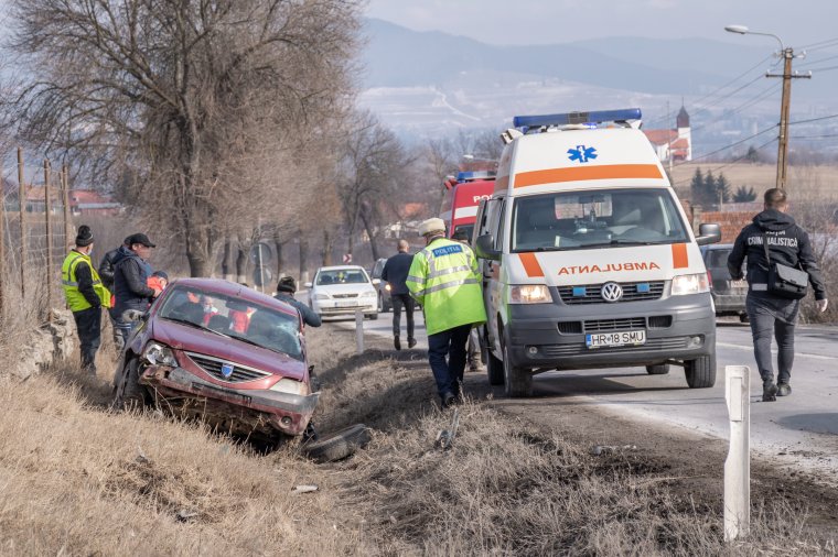 Baleset Csibánál, egy autó felborult