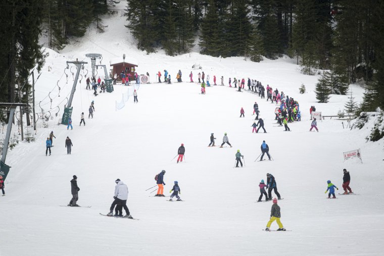 Elszabadult hódeszkától sérült meg egy gyermek a sípályán Brassóban