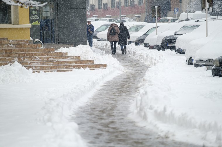 Sűrű havazással köszöntött be a február Csíkszeredában