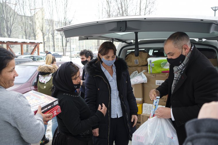 Az adományok mellett a tudásukkal és tapasztalatukkal is segítenek a tűzkárosultakon