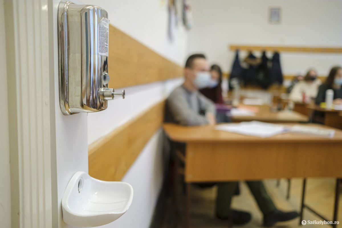 A SARS-CoV-2 vírus terjedésének megelőzésére vonatkozó szabályok szigorú betartása mellett térhetnek vissza a diákok az iskolapadokba •  Fotó: Veres Nándor