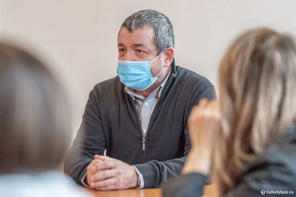 Demeter Levente, Hargita megye főtanfelügyelője. Ismertette a jelenléti oktatásra vonatkozó fontos tudnivalókat •  Fotó: Pinti Attila