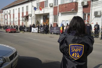 „Jöjjenek a politikusok a bűnözőiket őrizni!” Túlbuzgósággal, munkalassítással tiltakoznak a börtönőrök