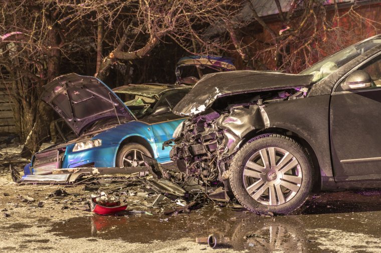 Két autó ütközött Csíkcsicsóban, hárman megsérültek