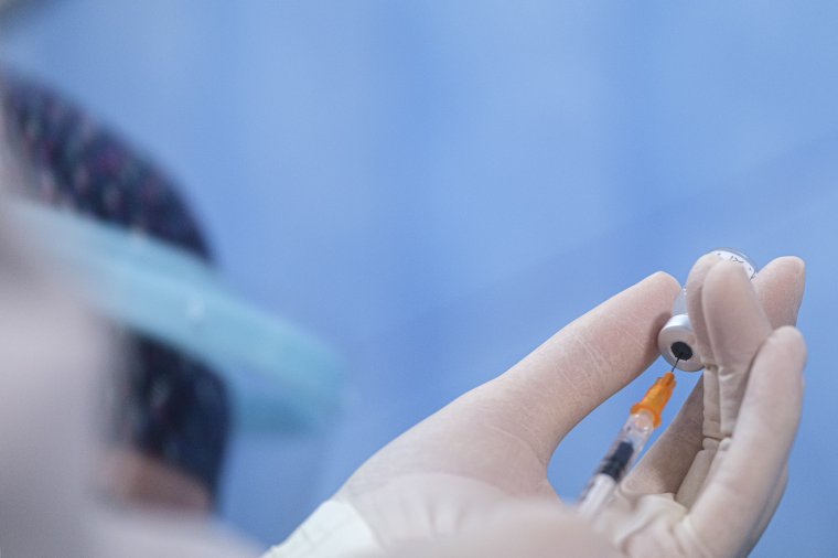 Az oltásoknak köszönhetően akár fél év alatt véget érhet a járvány az egészségügyi miniszter szerint